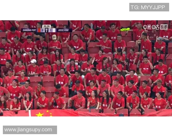 中国球迷齐聚赛场组成最大助威团掀起震撼浪潮点燃全场激情