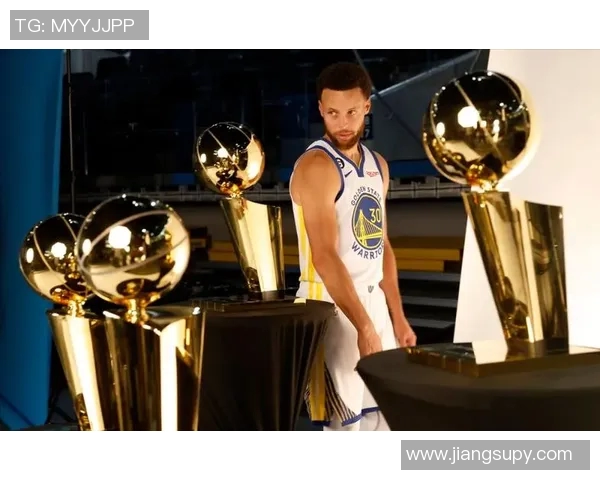 战术深度解析：库里如何凭借智慧与技巧掌控比赛节奏并引领攻防转换